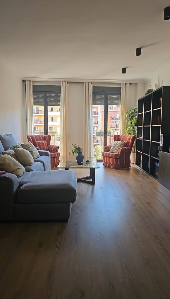 Salon lumineux d'un appartement à Valence avec vue sur la ville
