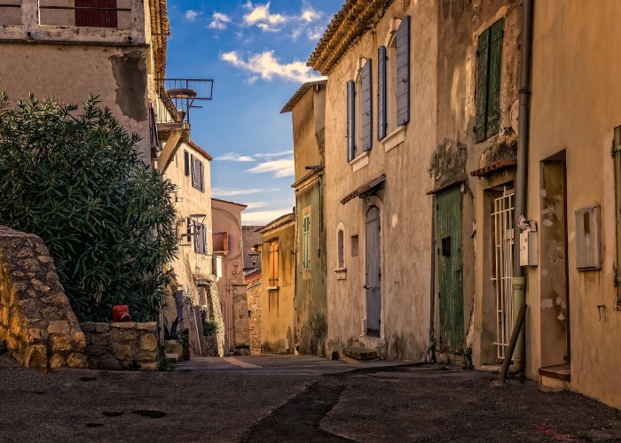 Ruelle d’un centre historique en Espagne illustrant l’immobilier ancien et la notion de surface habitable comparée à la Loi Carrez.