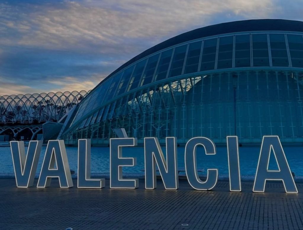 Ville de Valence en Espagne avec l’inscription Valencia devant la Cité des Arts et des Sciences au coucher du soleil.