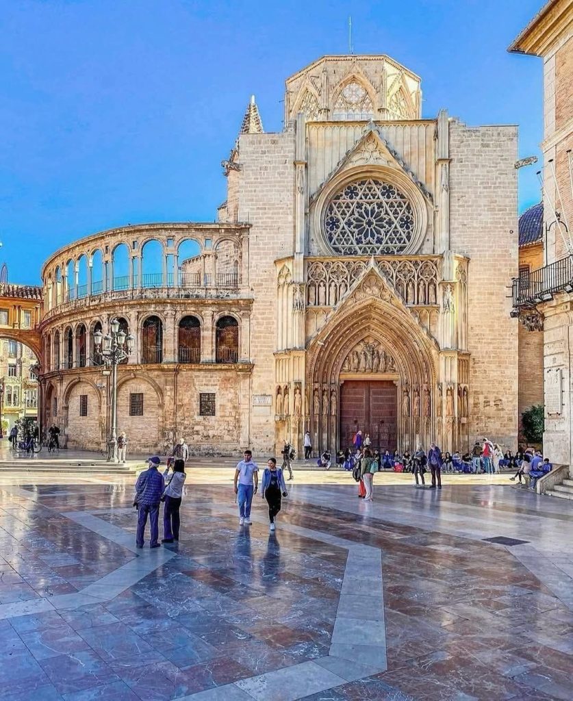 “Plaza de la Virgen à Valencia, centre historique – Acheter un appartement avec terrasse à Valencia”