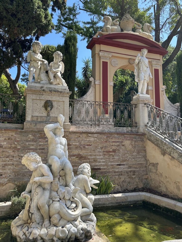 Statues et fontaine dans un jardin historique à Valencia