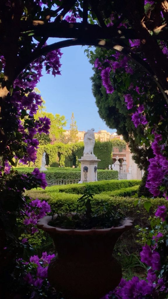 Jardin méditerranéen à Valence avec statue, bougainvilliers et architecture typique