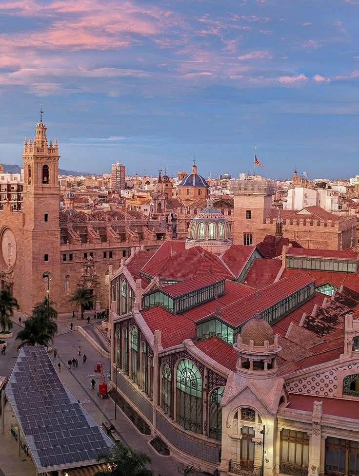 Vue panoramique du centre historique de Valence avec le marché central et ses toits colorés au coucher du soleil
