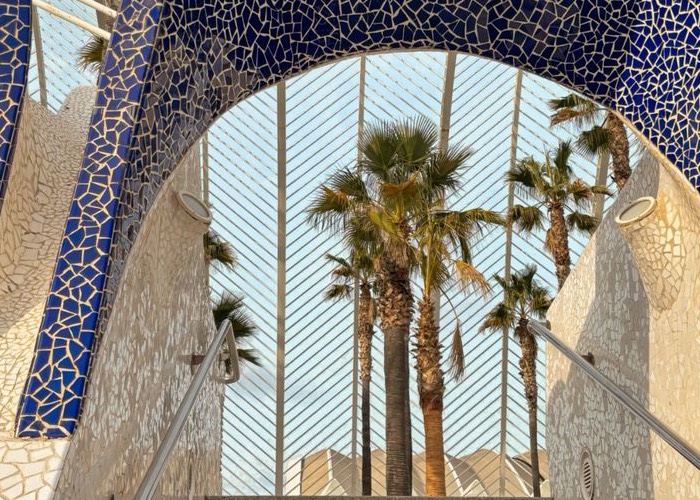 Architecture moderne à Valencia avec palmiers et mosaïques, symbole de l’attractivité immobilière de la ville en 2026