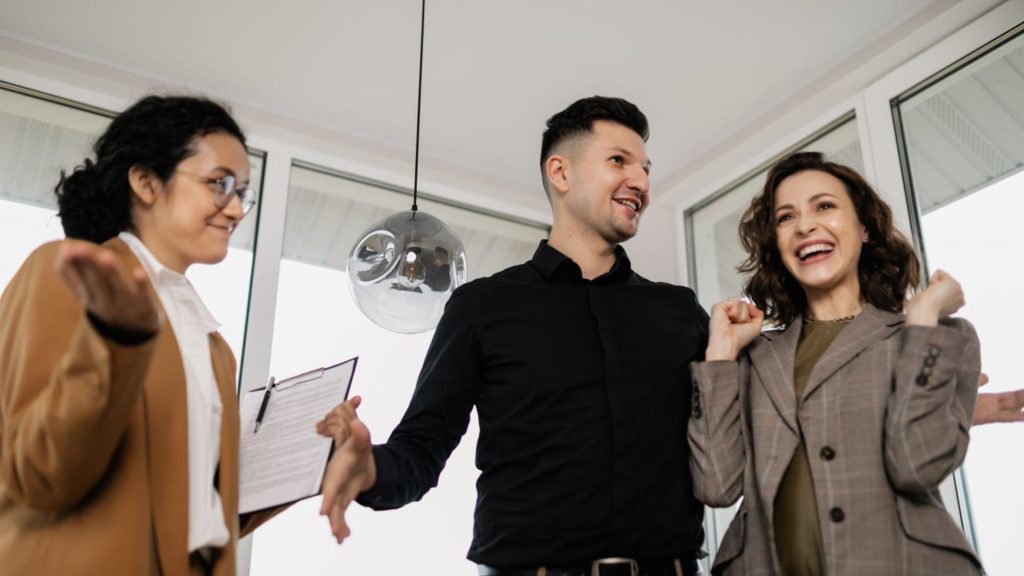 Agent immobilier francophone accompagnant un couple lors d'un achat en Espagne