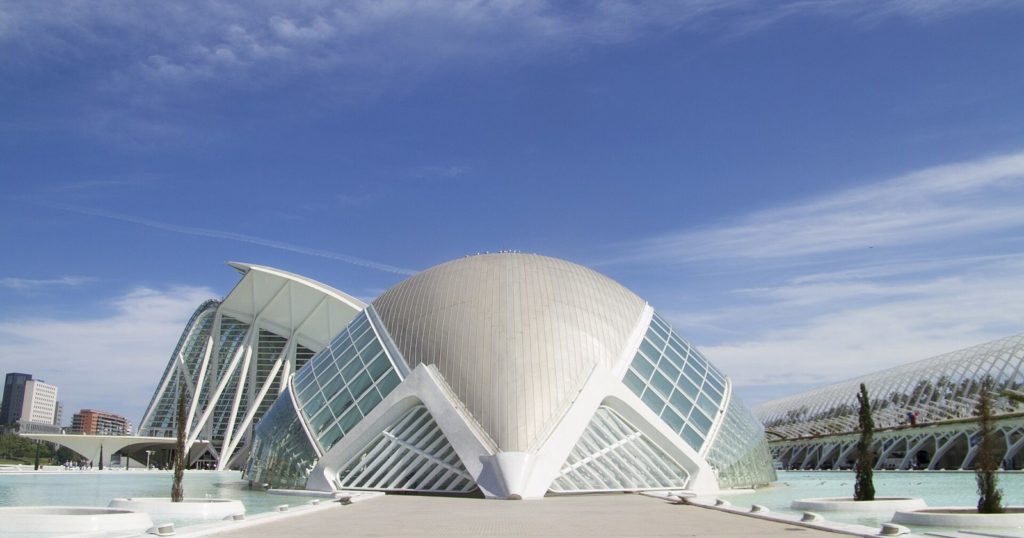 Ciudad de las Artes y las Ciencias de Valencia bajo un cielo azul