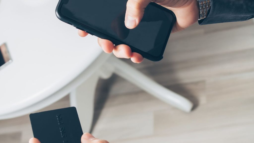 Smartphone et carte bancaire pour ouvrir un compte en Espagne