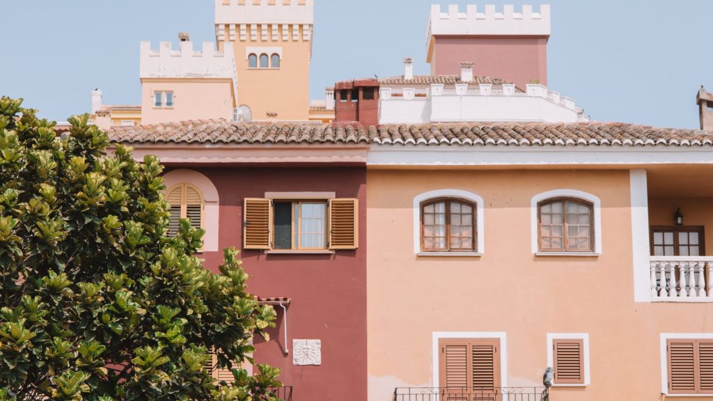 Maisons méditerranéennes colorées dans la région de Valence