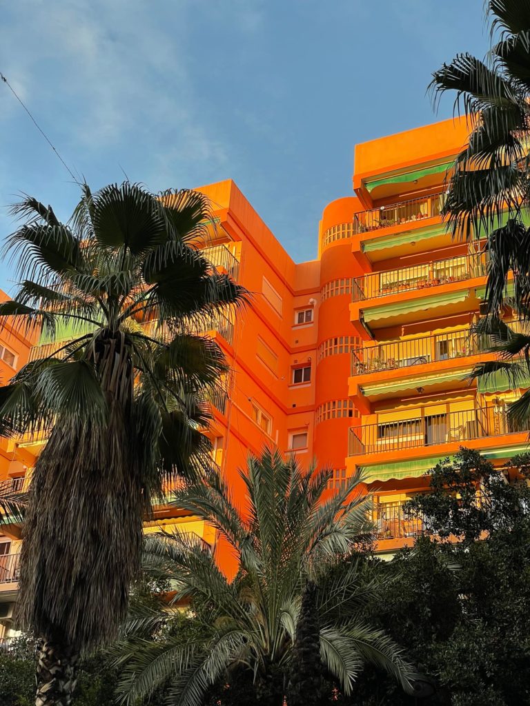 Ruzafa, le quartier bobo de Valence — immeuble moderniste orange
