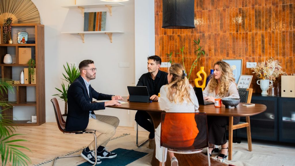 Agence immobilière francophone à Valence, l'équipe Buenapart en agence