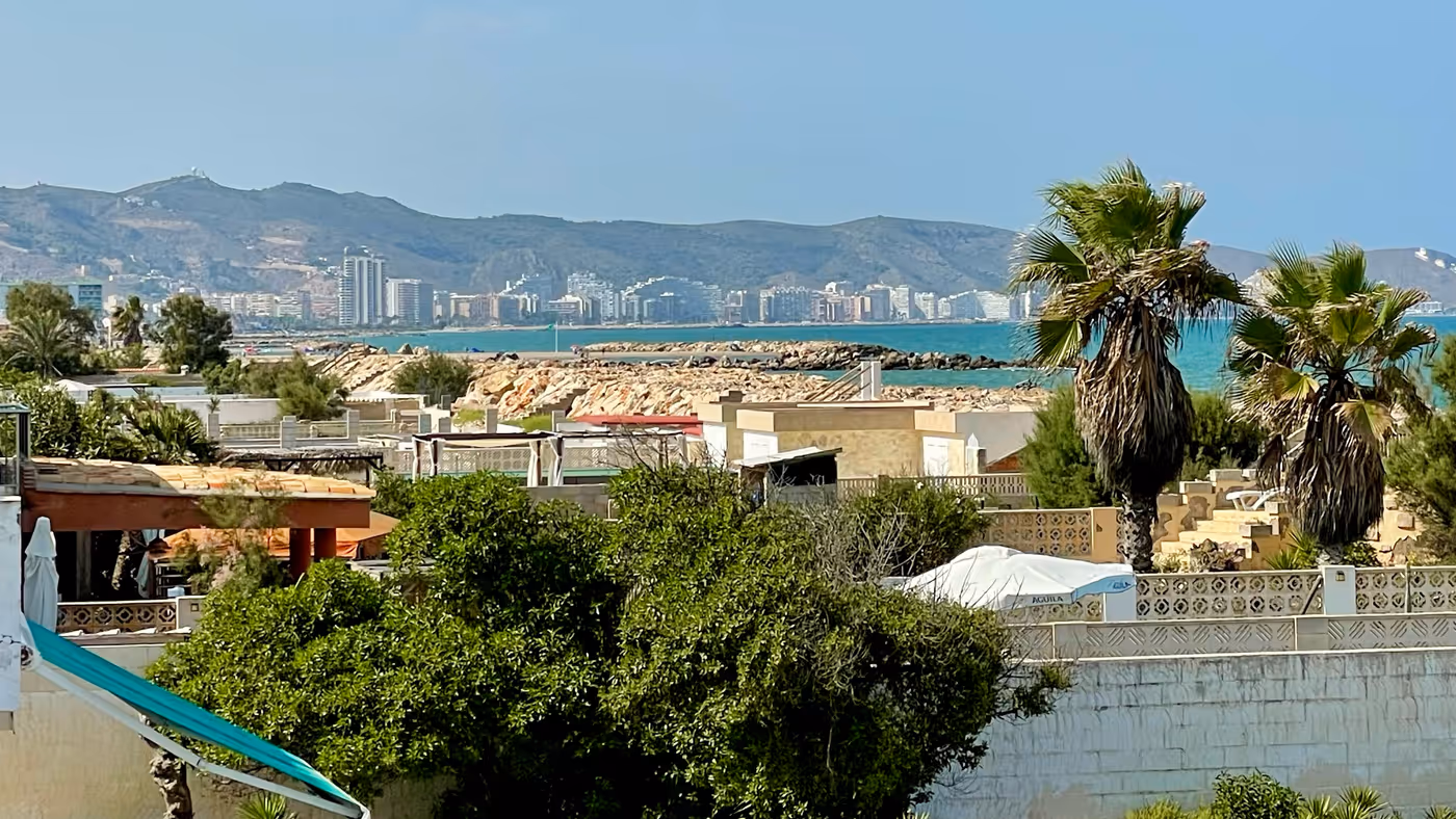 Maisons de première ligne face à la mer au sud de Valence, zone concernée par la Ley de Costas