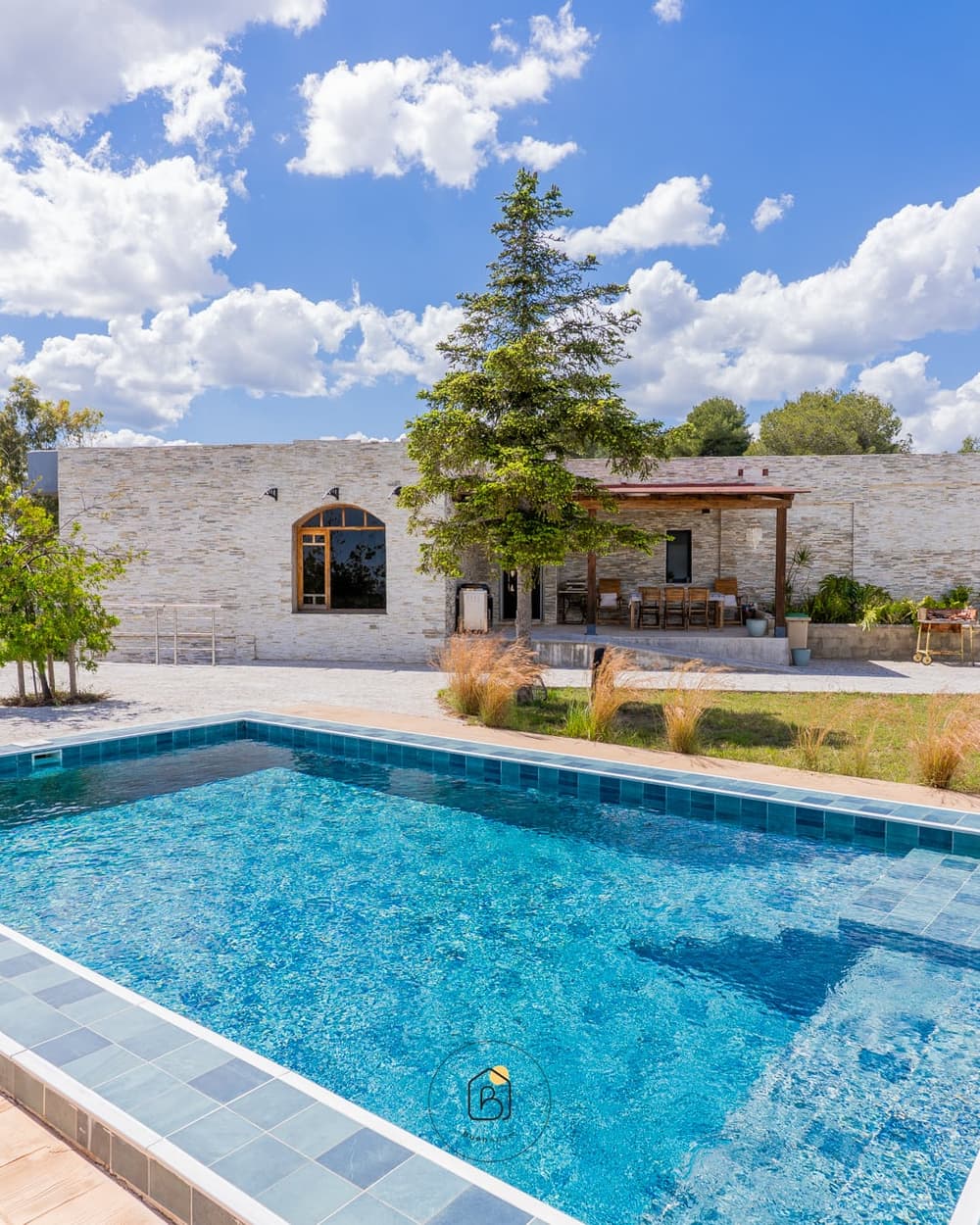 Stone house with a swimming pool, 30 minutes from Valencia