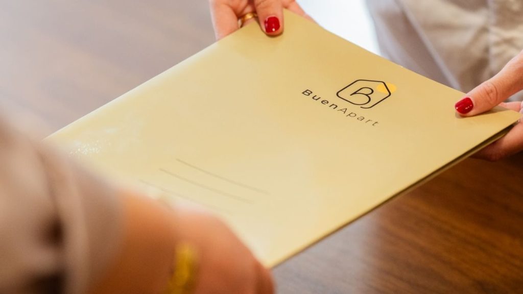 Remise du dossier de vente BuenApart à un propriétaire non-résident vendant à Valence