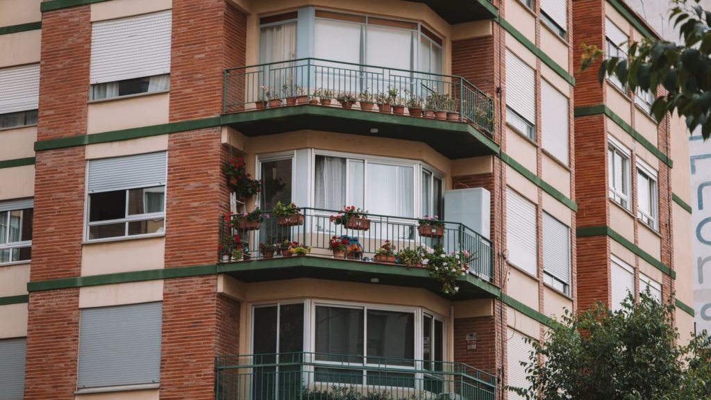 Immeuble d'habitation à Valence, balcons fleuris