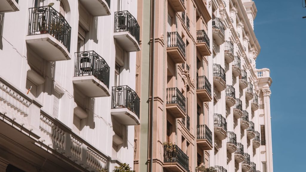 Fachadas de edificios de viviendas con balcones en el centro de Valencia