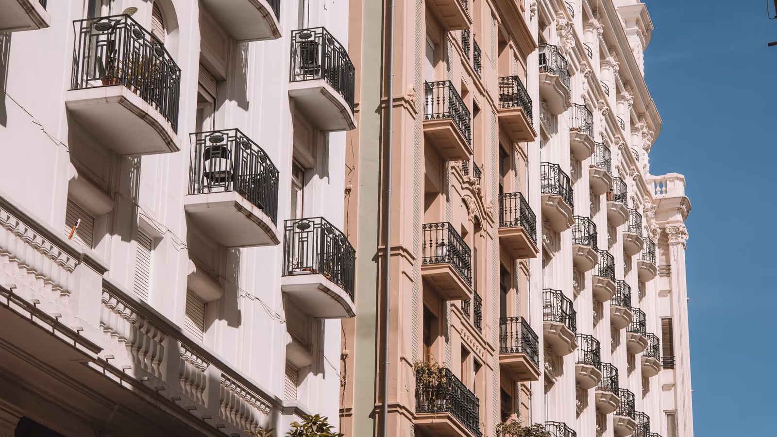 Façades d'immeubles d'habitation avec balcons dans le centre de Valence